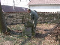 /album/fotogalerie-dobrovolna-akce-jarni-uklid-kolem-svarovskeho-kostela-sv-lukase/brigada-21-3-2015-kostel-svarov-026-jpg1/